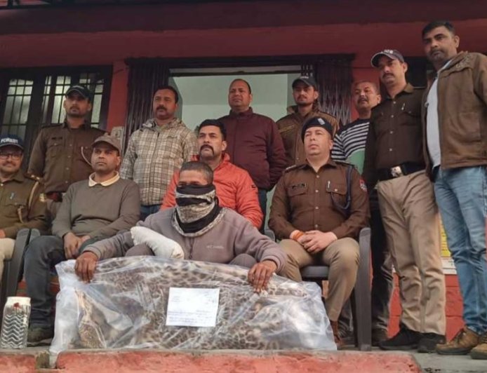 चम्पावत : चल्थी चौकी चेक पोस्ट पर गुलदार की खाल समेत एक गिरफ्तार