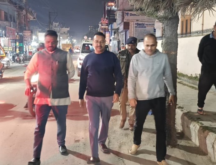 जागा प्रसाशन डीएम आदेश बाद अधिकारी मौका स्थल पर 