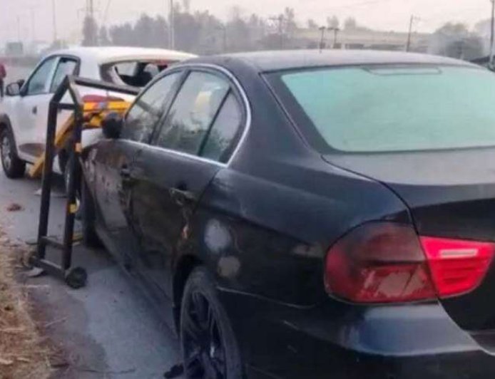 देहरादून: तेज रफ्तार BMW ने पुलिस अधिकारियों को मारी टक्कर, चेक पोस्ट पर बैरियर तोड़ा, दो घायल