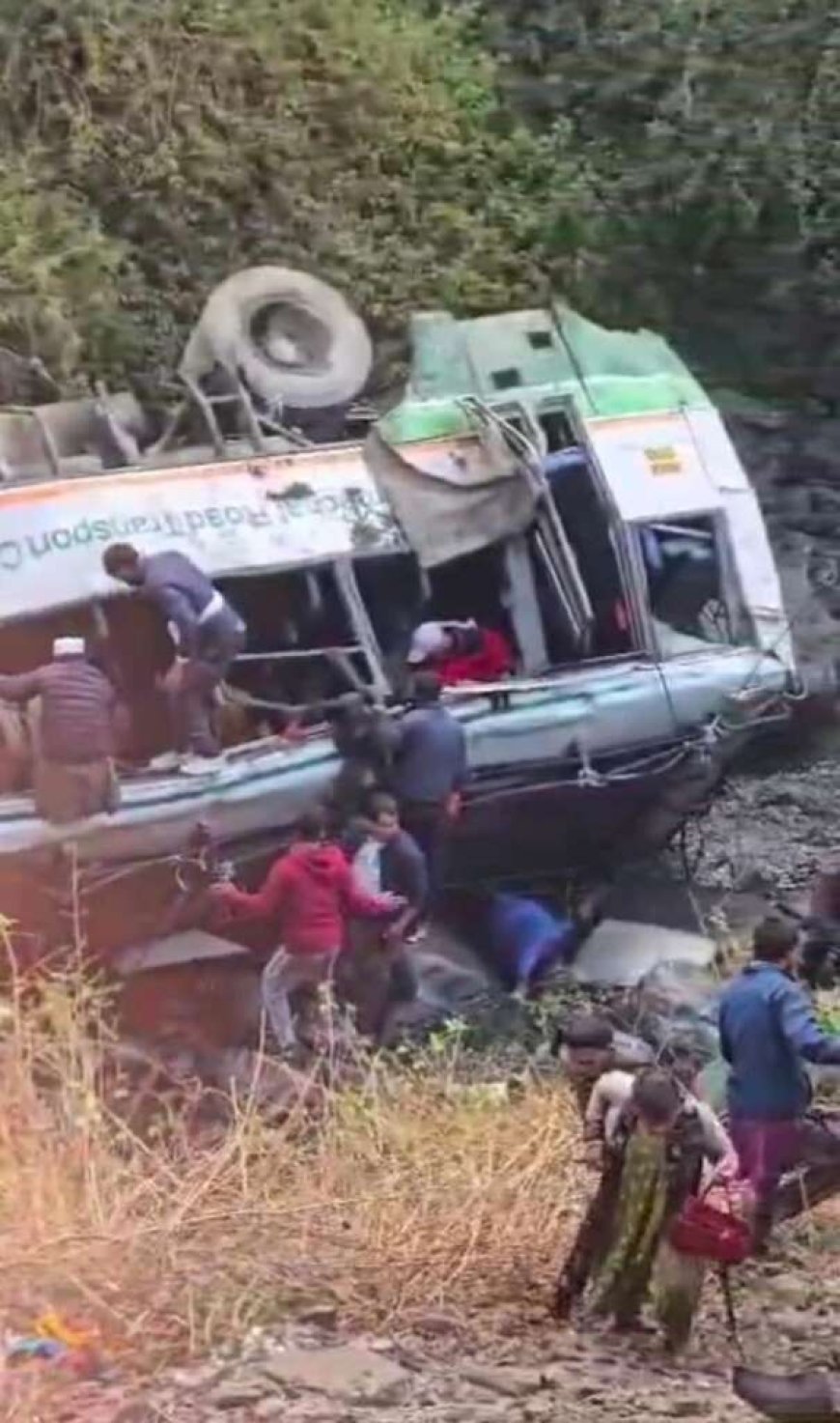 उत्तराखंड में रोडवेज बस नदी में गिरी, 4 की मौत क‌ई गंभीर