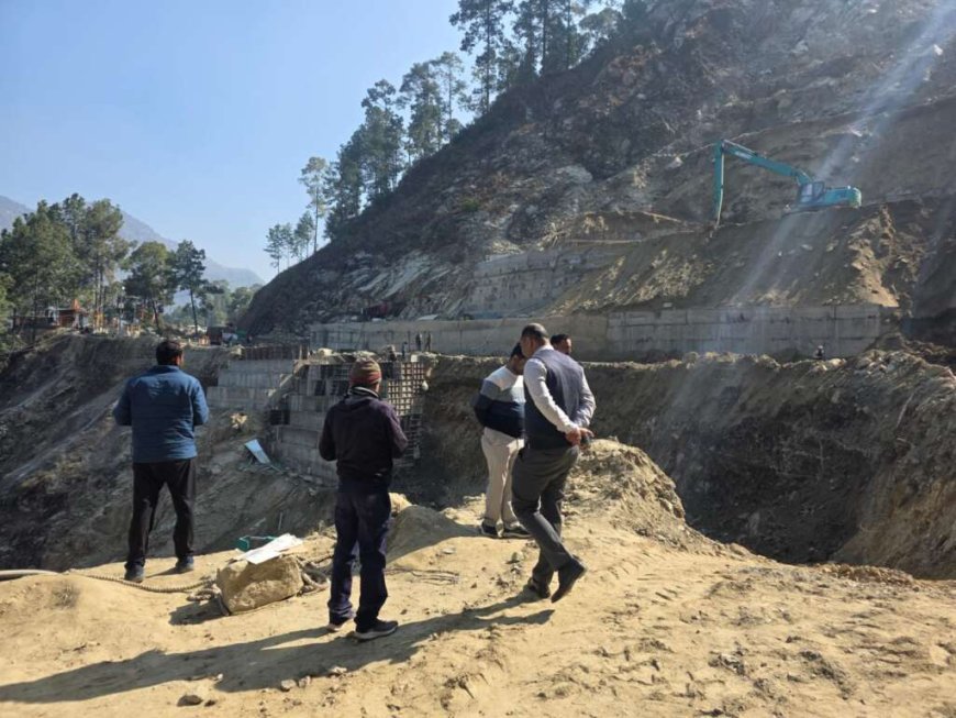 चम्पावत : स्वाला डेंजर जोन में निर्माण कार्य की धीमी गति पर डीएम हुए नाराज, त्वरित गति के निर्देश