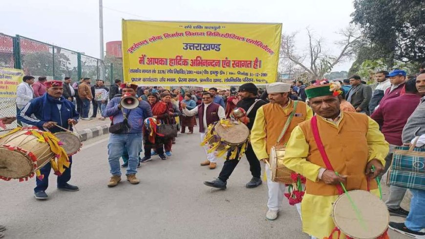 उत्तराखंड : ढोल दमाऊ के साथ लोनिवि कर्मियों ने किया सचिवालय कूच, पुलिस ने बैरिकेडिंग लगाकर रोका