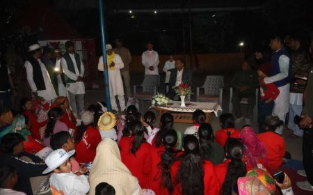 चंपावत: जिलाधिकारी मनीष कुमार ने ढकना बडोला में ग्रामीणों के साथ मनाई होली, समस्याएं भी सुनी