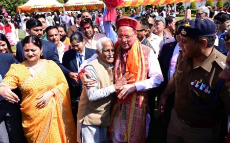 होली मिलन के लिए सीएम आवास में उमड़ी भारी भीड़