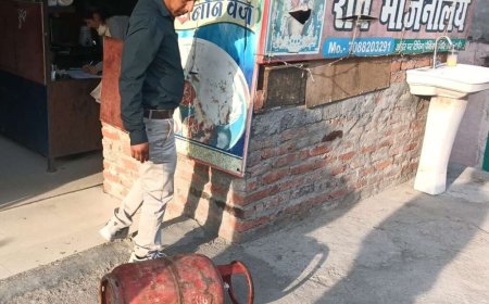 चम्पावत : घरेलू गैस सिलेंडरों के व्यावसायिक उपयोग पर प्रशासन की सख्ती, छापेमारी में 10 सिलेंडर ज़ब्त