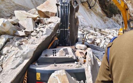 कैलाश मानसरोवर मार्ग पर चट्टान दरकने से पोकलैंड के साथ दबा ऑपरेटर, 8 घंटे बाद निकाला जा सका शव