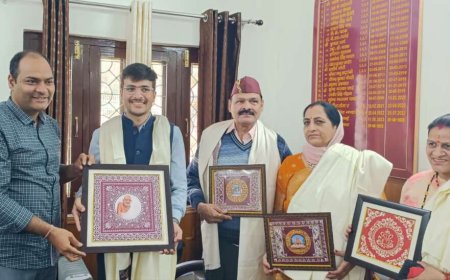 अनुज पंत की सफलता पर जिलाधिकारी मनीष कुमार ने किया सम्मानित, दी शुभकामनाएं