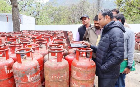 चमोली में घरेलू गैस की सप्लाई को लेकर डीएम ने किया निरीक्षण