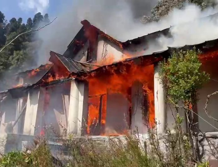 नैनीताल में ब्रिटिशकालीन भवन में लगी भीषण आग, लपटों को देख सहमे लोग, मच गई अफरा तफरी