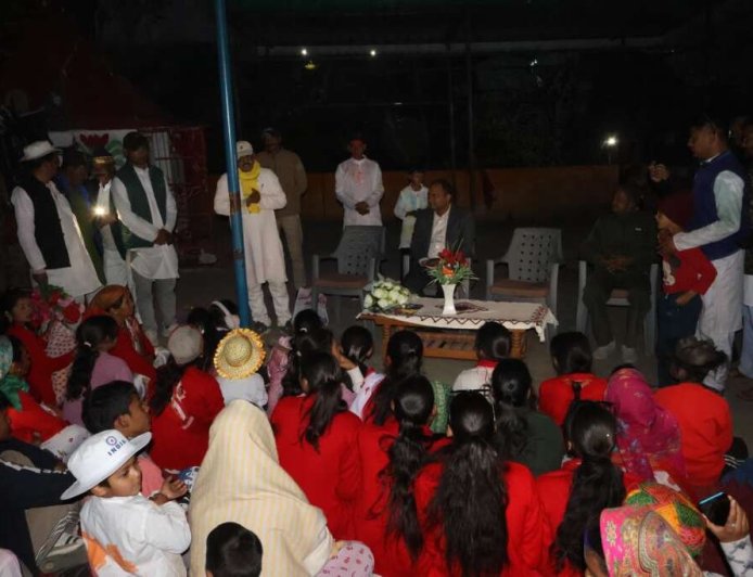 चंपावत: जिलाधिकारी मनीष कुमार ने ढकना बडोला में ग्रामीणों के साथ मनाई होली, समस्याएं भी सुनी