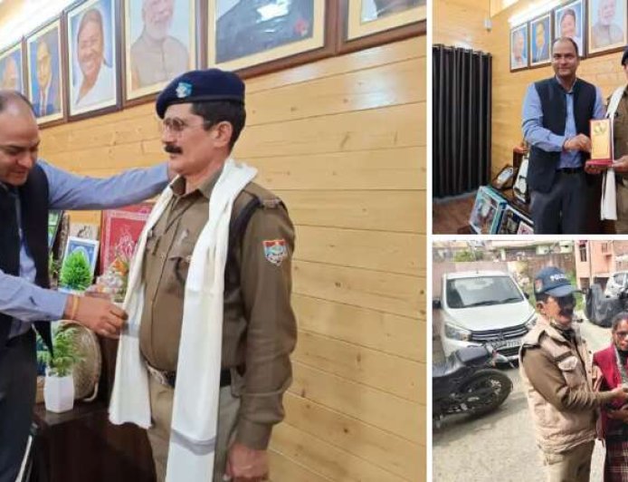 चम्पावत : ​जिलाधिकारी ने यातायात पुलिस के जवान हेम माहरा को ईमानदारी और कर्तव्यनिष्ठा के लिए किया सम्मानित