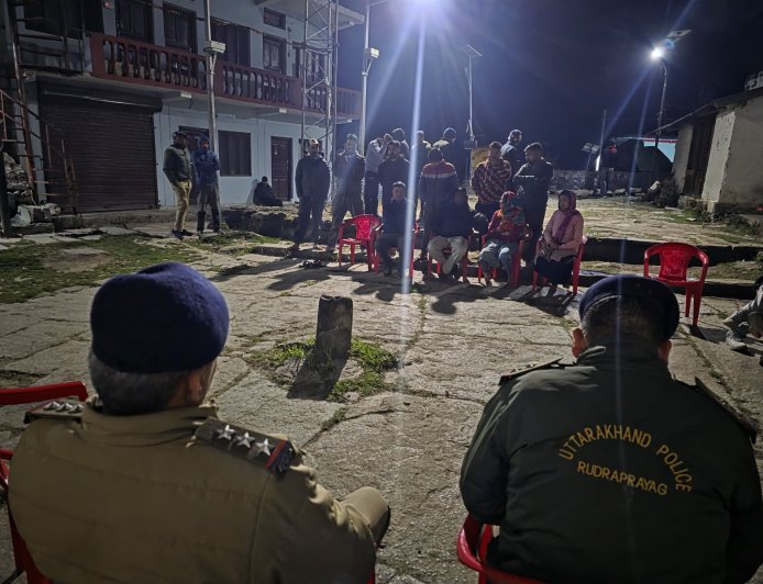 त्रियुगीनारायण में रुद्रप्रयाग पुलिस की रात्रि चौपाल