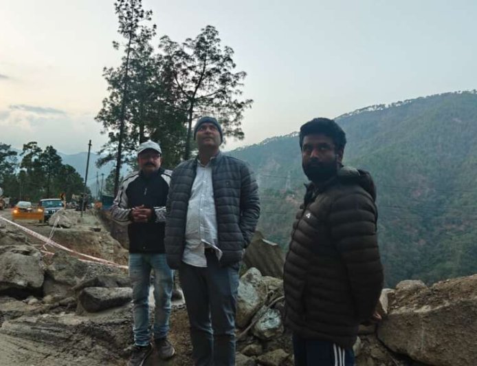 चम्पावत : स्वाला में सड़क चौड़ीकरण कार्य की धीमी गति पर डीएम ने जताई नाराजगी, कार्य में तेजी लाने के निर्देश