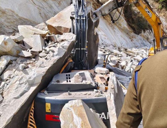 कैलाश मानसरोवर मार्ग पर चट्टान दरकने से पोकलैंड के साथ दबा ऑपरेटर, 8 घंटे बाद निकाला जा सका शव