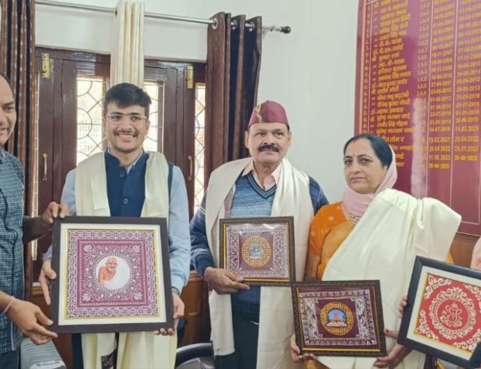 अनुज पंत की सफलता पर जिलाधिकारी मनीष कुमार ने किया सम्मानित, दी शुभकामनाएं