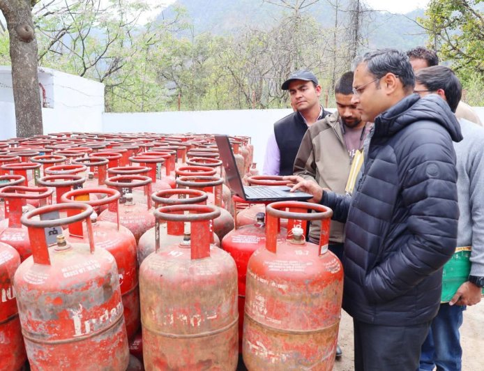चमोली में घरेलू गैस की सप्लाई को लेकर डीएम ने किया निरीक्षण