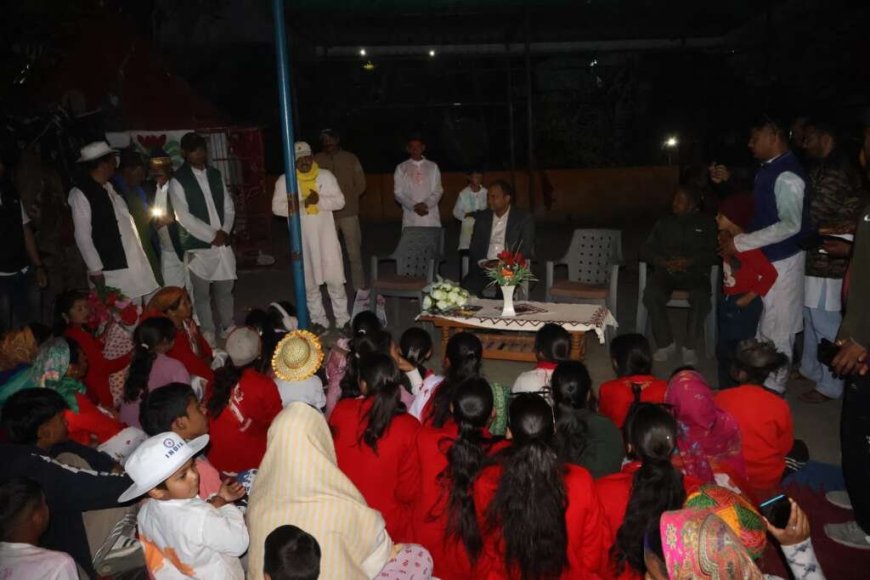 चंपावत: जिलाधिकारी मनीष कुमार ने ढकना बडोला में ग्रामीणों के साथ मनाई होली, समस्याएं भी सुनी