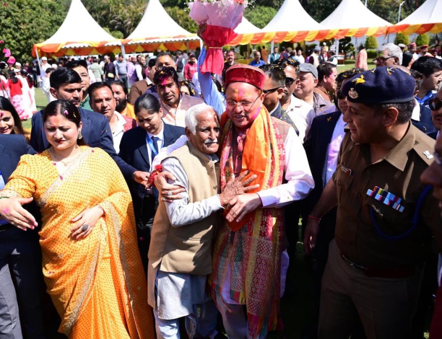 होली मिलन के लिए सीएम आवास में उमड़ी भारी भीड़