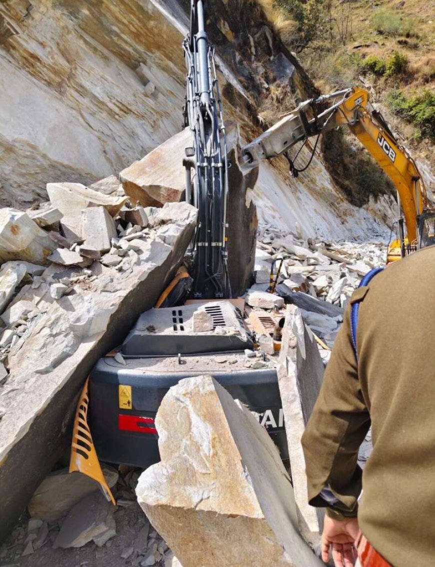 कैलाश मानसरोवर मार्ग पर चट्टान दरकने से पोकलैंड के साथ दबा ऑपरेटर, 8 घंटे बाद निकाला जा सका शव