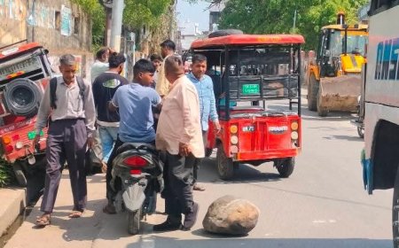 टनकपुर में डंपर से गिरा बोल्डर, टुकटुक दीवार से टकराया, बड़ा हादसा होने से टला