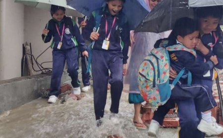 चम्पावत: बेमौसम बारिश ने खोली नगर की व्यवस्थाओं की पोल, स्कूली बच्चों के लिए बनी मुसीबत