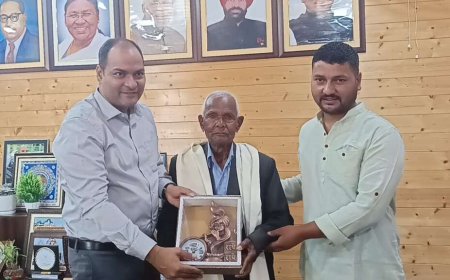 93 वर्षीय शिक्षक चिरंजी लाल वर्मा का जिलाधिकारी द्वारा सम्मान, शिक्षा के क्षेत्र में बड़ा योगदान