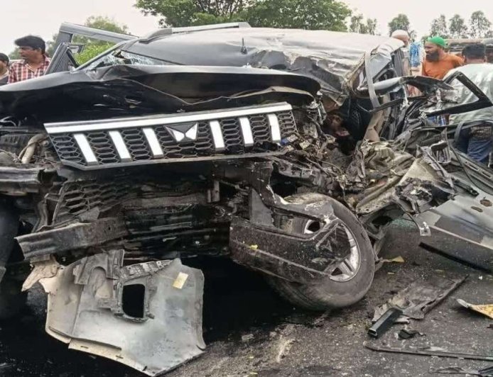 बरेली में भीषण सड़क हादसा: बोलेरो की टैंकर में टक्कर, पांच की मौत