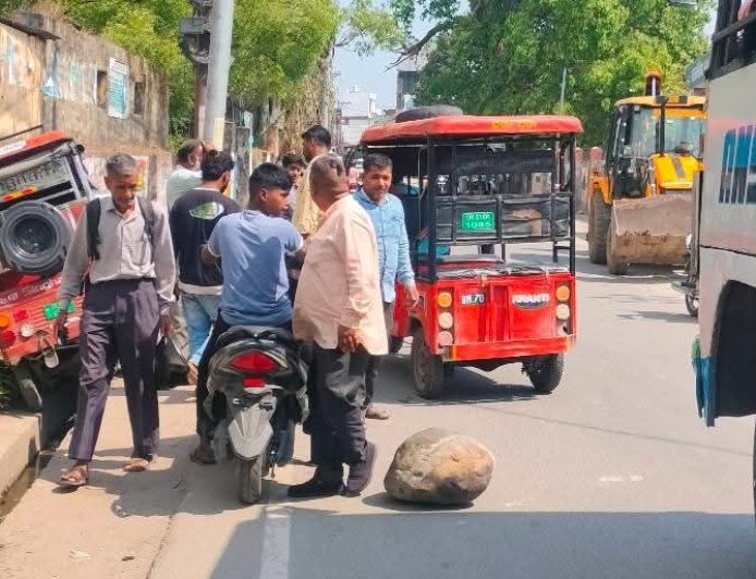 टनकपुर में डंपर से गिरा बोल्डर, टुकटुक दीवार से टकराया, बड़ा हादसा होने से टला