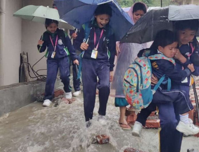 चम्पावत: बेमौसम बारिश ने खोली नगर की व्यवस्थाओं की पोल, स्कूली बच्चों के लिए बनी मुसीबत