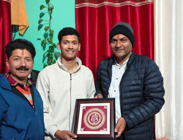 चम्पावत: जिलाधिकारी ने गौरव जोशी को सीडीएस परीक्षा में सफलता पर किया सम्मान