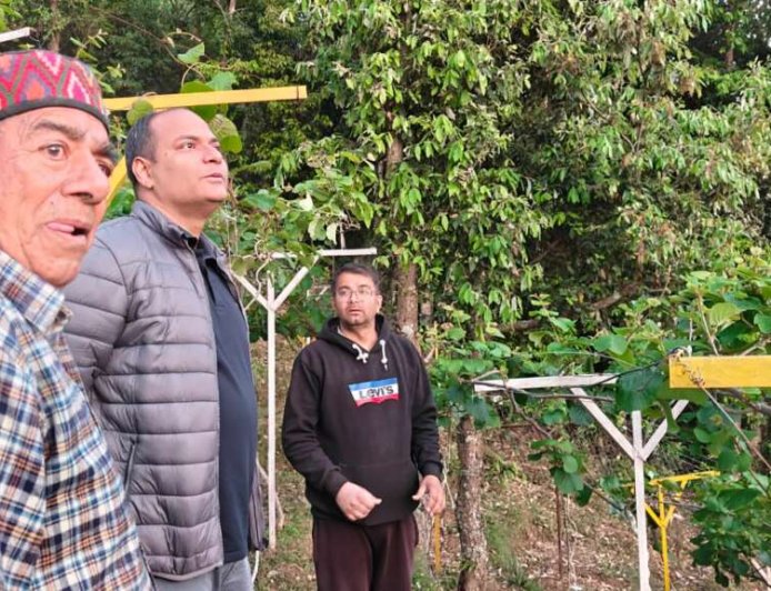 डीएम मनीष कुमार ने चम्पावत के युवा कृषक कमल गिरी को सराहा, बागवानी में स्थापित किए नए मानदंड