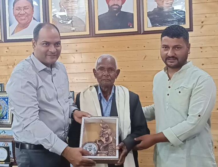 93 वर्षीय शिक्षक चिरंजी लाल वर्मा का जिलाधिकारी द्वारा सम्मान, शिक्षा के क्षेत्र में बड़ा योगदान