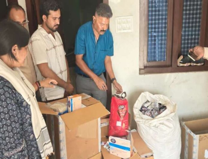 उत्तराखंड में एसडीएम ने मरीज बनकर फर्जी डॉक्टर के खिलाफ छापा, बरामद हुई मिलावटी दवाएं और अवैध हथियार