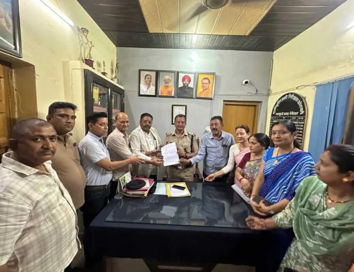 लालकुआं: समाजसेवी पीयूष जोशी की गिरफ्तारी पर जनप्रतिनिधियों का आक्रोश, ज्ञापन सौंपा