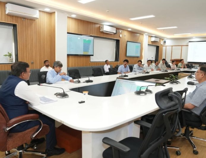 मुख्य सचिव द्वारा 25 सूत्रीय कार्यक्रम की विस्तृत समीक्षा: नई चुनौतियों और लक्ष्यों की योजनाएँ