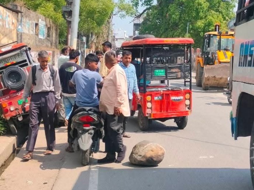 टनकपुर में डंपर से गिरा बोल्डर, टुकटुक दीवार से टकराया, बड़ा हादसा होने से टला