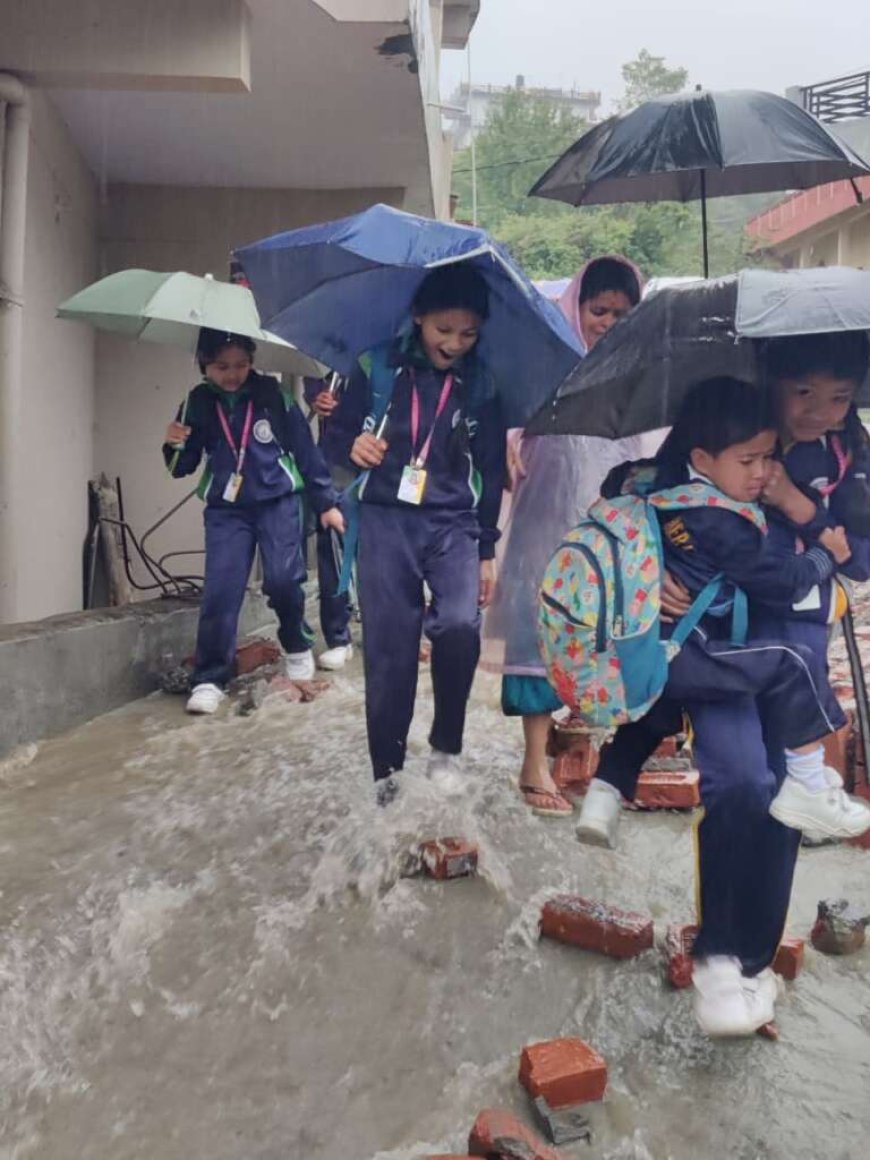चम्पावत: बेमौसम बारिश ने खोली नगर की व्यवस्थाओं की पोल, स्कूली बच्चों के लिए बनी मुसीबत