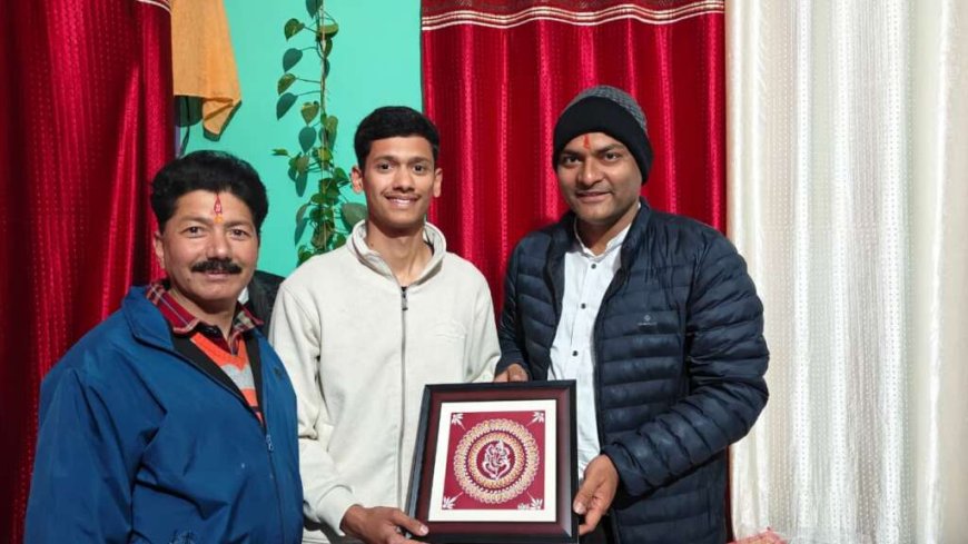 चम्पावत: जिलाधिकारी ने गौरव जोशी को सीडीएस परीक्षा में सफलता पर किया सम्मान