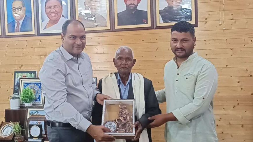 93 वर्षीय शिक्षक चिरंजी लाल वर्मा का जिलाधिकारी द्वारा सम्मान, शिक्षा के क्षेत्र में बड़ा योगदान