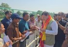 खटीमा में हेलीपैड पर जन समस्याएं सुनते सीएम धामी