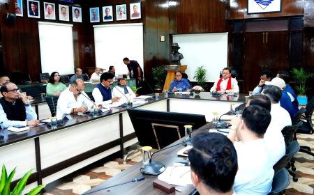 सीएम धामी की समीक्षा बैठक में अधिकारियों की तैयारी पर सवाल
