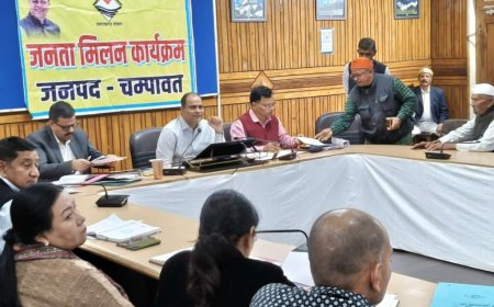 चम्पावत: 49 शिकायतों पर जिलाधिकारी ने की सुनवाई, समयबद्ध समाधान के लिए निर्देशित