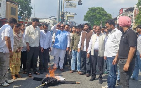 पेट्रोल और डीजल के दामों में वृद्धि: देहरादून में यूथ कांग्रेस का विरोध प्रदर्शन