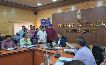 डीएम पिथौरागढ़ ने जनसुनवाई में सुनी 60 से अधिक शिकायतें