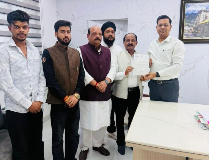 कांग्रेस प्रतिनिधिमंडल ने देहरादून में पीडब्ल्यूडी सचिव से की महत्वपूर्ण मुलाकात