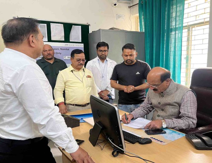 स्वास्थ्य मंत्री सुबोध उनियाल ने गरमपानी सामुदायिक स्वास्थ्य केंद्र का किया औचक निरीक्षण