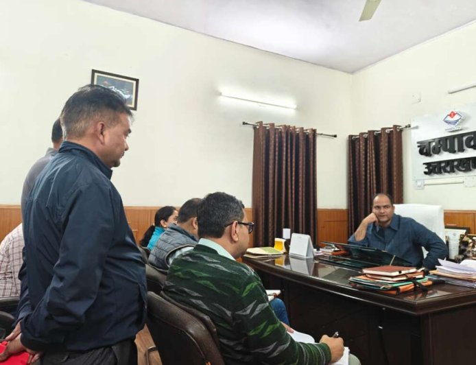 चम्पावत में राष्ट्रीय राजमार्ग-09 की व्यवस्थाओं पर डीएम का फोकस, मानसून से पहले कार्य पूरा करने की दिशा में निर्देश
