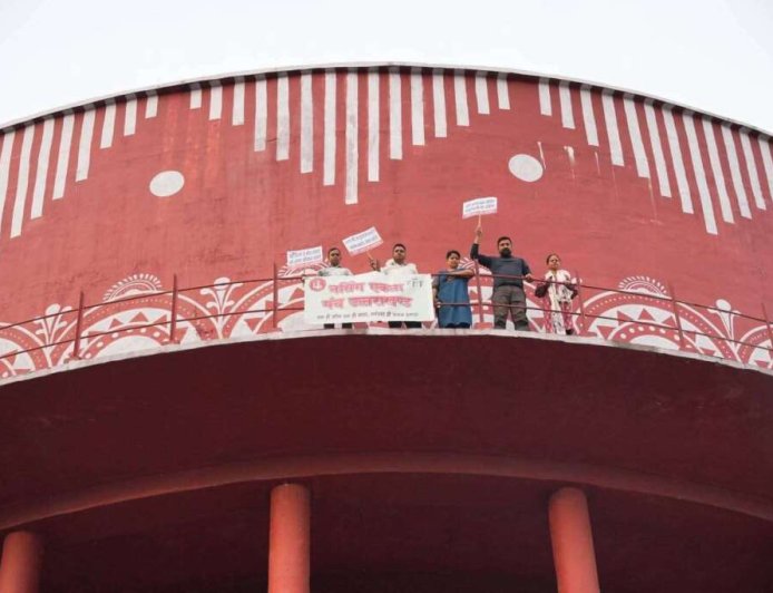 उत्तराखंड में नर्सिंग अभ्यर्थियों का उग्र आंदोलन, महिला कांग्रेस अध्यक्ष ज्योति रौतेला ने किया समर्थन