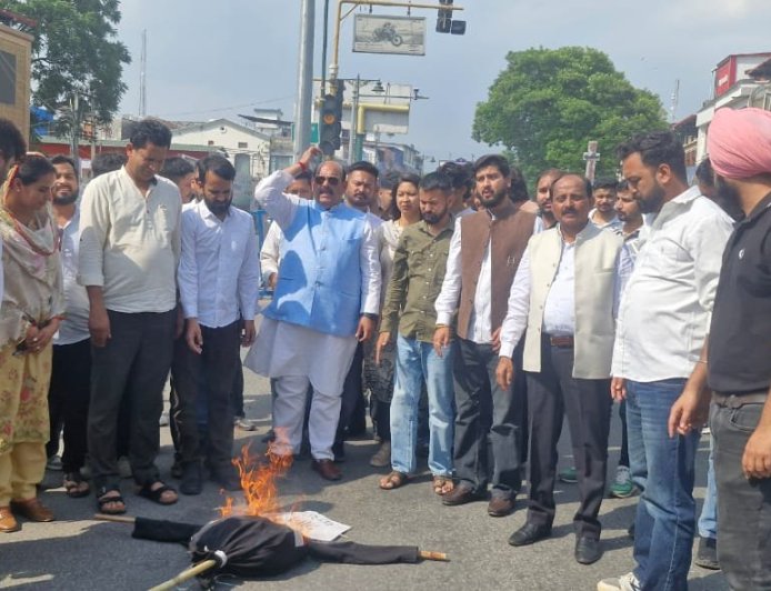 पेट्रोल और डीजल के दामों में वृद्धि: देहरादून में यूथ कांग्रेस का विरोध प्रदर्शन