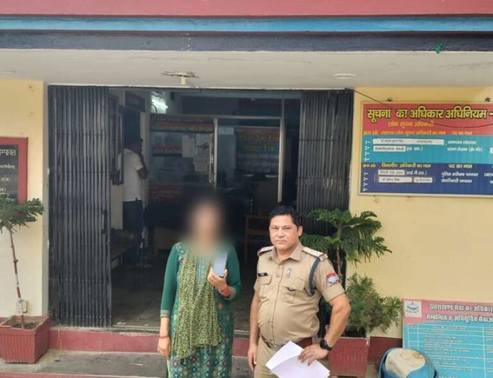 लोहाघाट पुलिस ने दो गुमशुदा मोबाइल फोन खोजकर स्वामियों को सौंपे, लोगों ने व्यक्त की कृतज्ञता